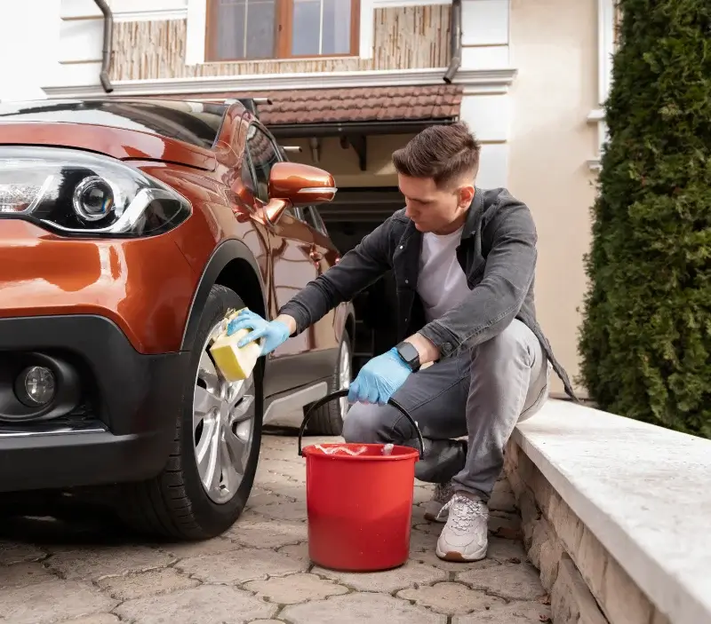 Lavage auto à domicile Eyzin-Pinet : professionnel intervenant sur un véhicule